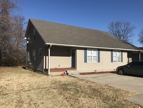 Building Photo - Very Nice 3BR/2BA Duplex on Dead End Street!