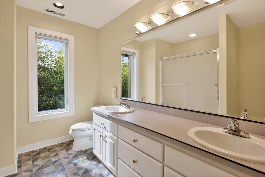 Building Photo - 1645 SE Oak Shore Ln