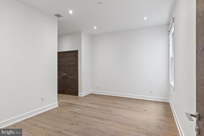 Building Photo - 724 Chestnut St