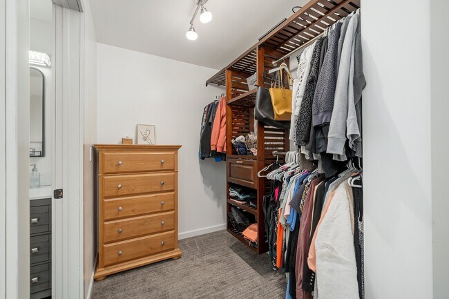 upper master suite (designed for guests) - 26539 E Shore Pl