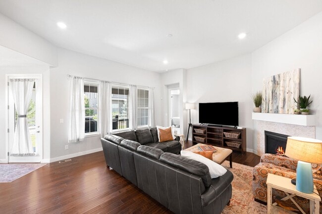 Building Photo - Luxury 6BD, 4BA Sterling Ranch Home with L...