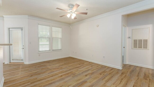 Building Photo - 1 Bedroom 1 Bath Condo in Southampton Poin...