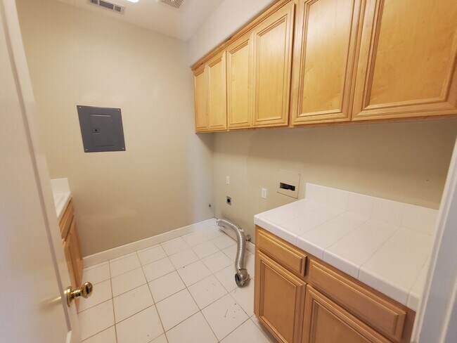 Building Photo - STUNNING SPACIOUS 5 BEDROOM HOME IN CONCOR...