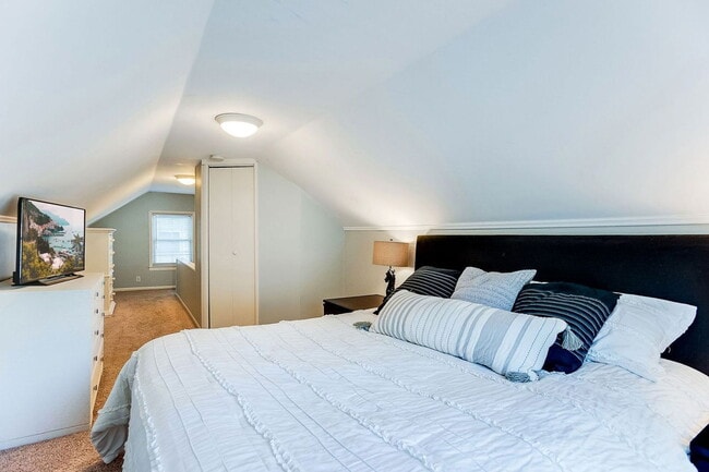 Building Photo - 3020 Maryland Ave S