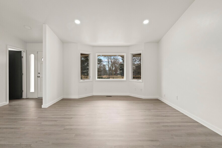 Building Photo - 5704 W Garden Springs Rd