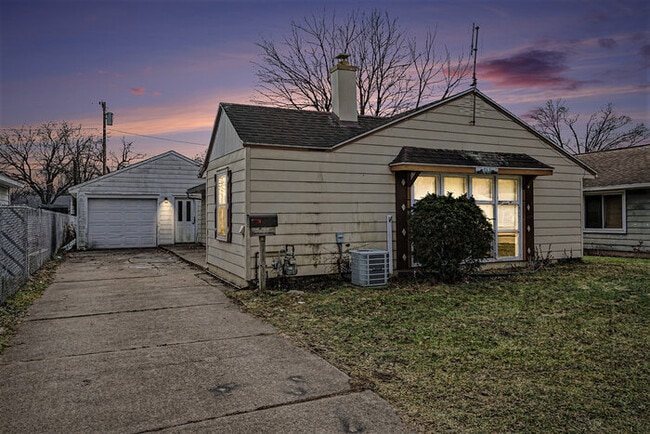 Building Photo - Charming 3-bedroom, 1-bath gem in the heart of Mishawaka!