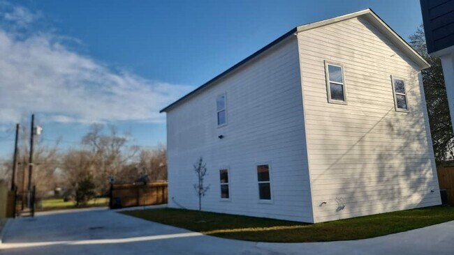 Building Photo - 5130 Clover St