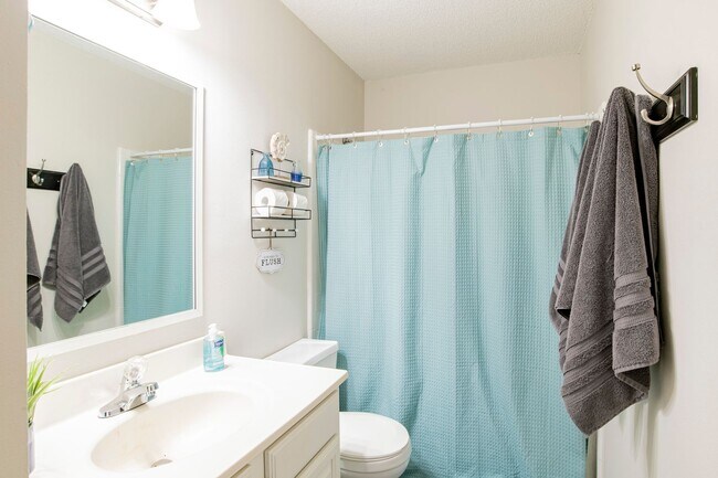 Building Photo - 2 Bedroom Duplex Unit on a Quiet Street off Nine Mile Rd