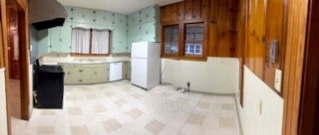 Building Photo - 704 E Thomas St