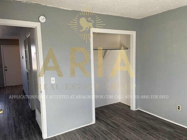 Building Photo - 2 Bed/1 Bath Unit in Noble - Available for...