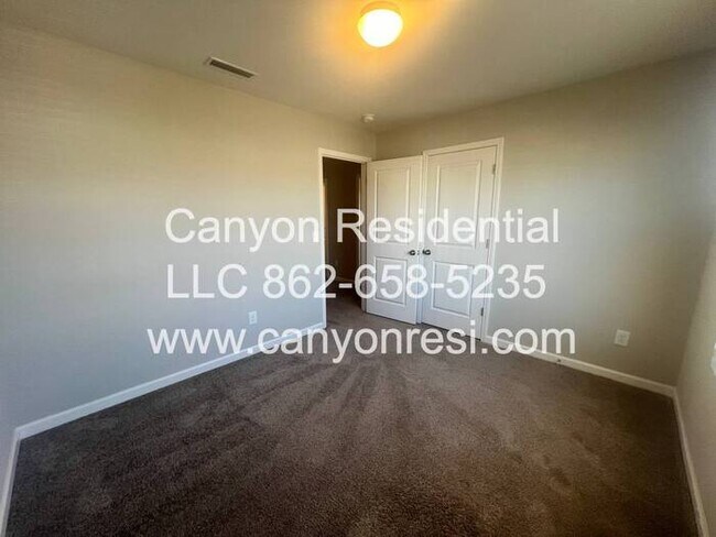 Building Photo - Beautiful 3 Bedroom 2.5 bath in well sough...