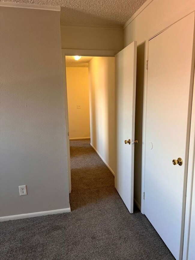 Building Photo - Spacious Three Bedroom Townhome in Westmin...