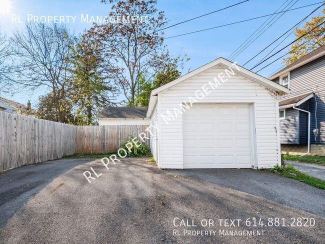 Building Photo - Beautiful 3 bedroom 2 bathroom home near D...