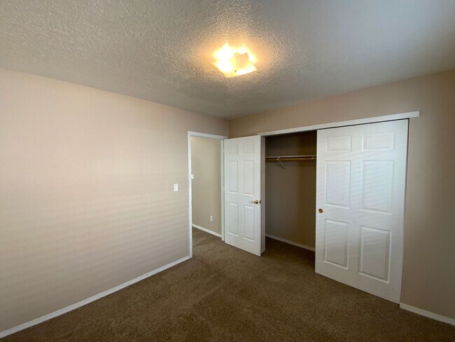 Building Photo - 3 Bedroom Home Available Near Unser Blvd N...
