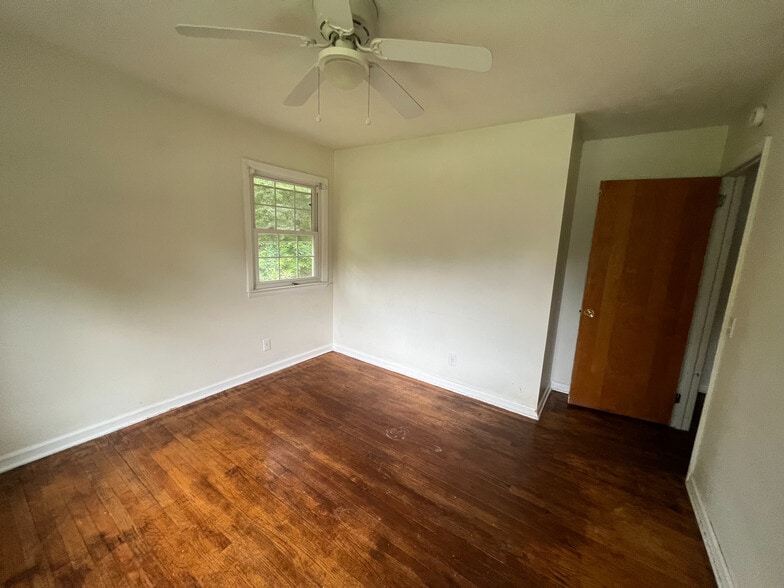 Building Photo - Room in House on Pinedale Dr