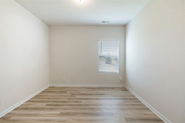 Building Photo - Convenient, Spacious and Move-in Ready 5 Bed/3 Bath Home in Mebane