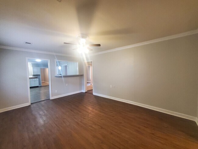 Building Photo - 3 Bedroom 2 Bath House
