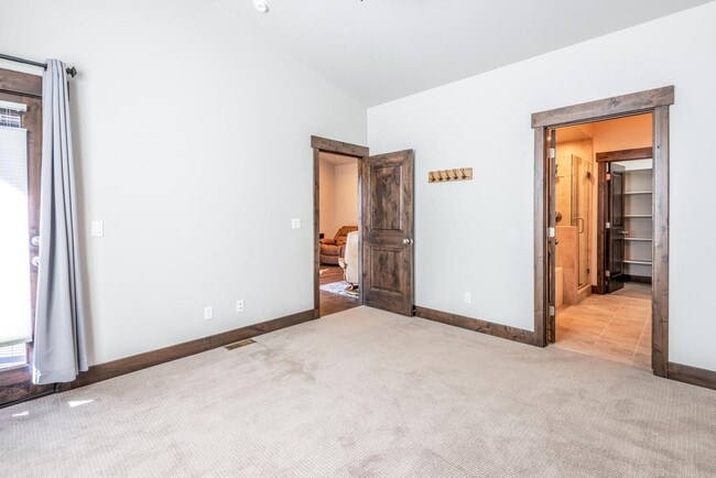 Building Photo - Modern Townhome in Black Rock Ridge