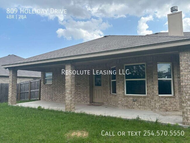 Building Photo - 809 Holliday Dr