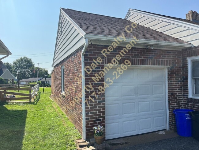 Building Photo - Lovely 3 Bedroom 1 bath all One Level Home...