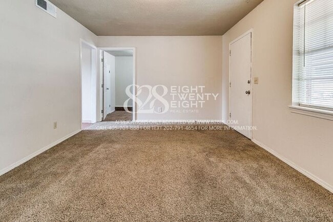 Building Photo - 3 Bedroom/1 Bath Single Family Home Just M...
