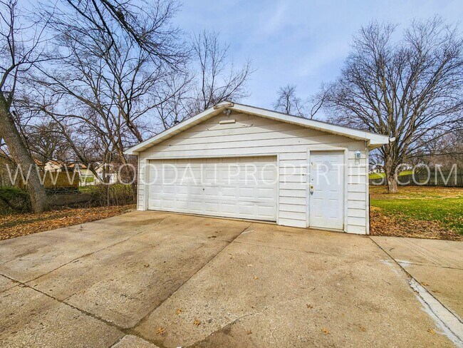Building Photo - Great Deal !!! 4 Bedroom 1 Bath Home in Des Moines