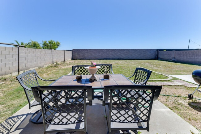 Building Photo - 1840 N Parkside Ln