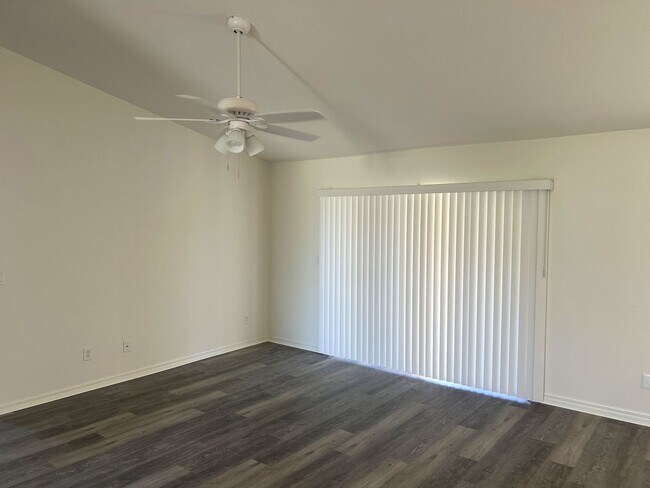 Building Photo - Freshly painted interior and BRAND NEW LVP...