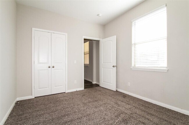 Building Photo - 320 E Georgia Terrace