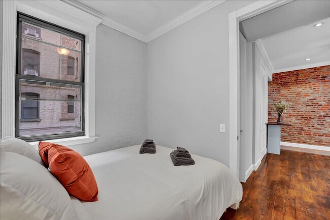 Building Photo - 346 E 18th St