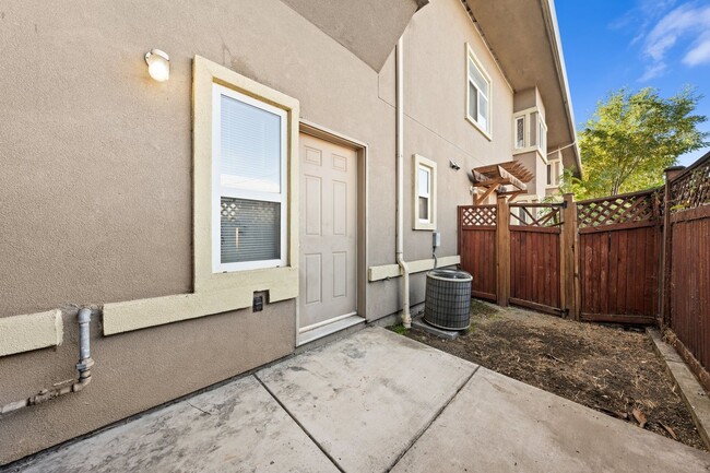 Building Photo - Charming 2bd, 2bth with loft - Hayward's C...