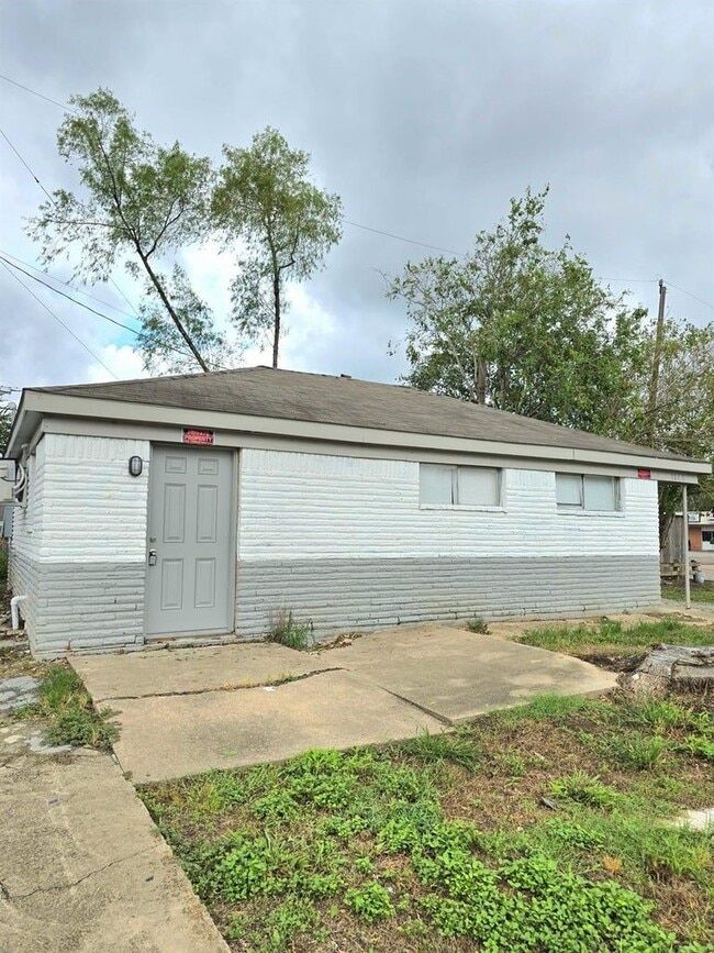 Building Photo - 3839 Mt Pleasant St