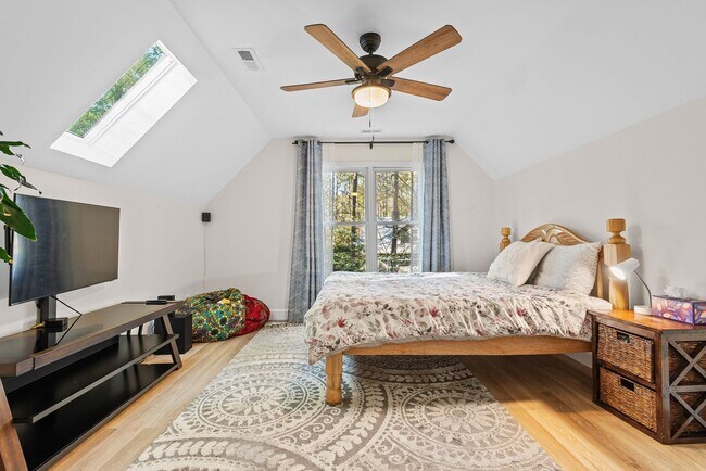 Building Photo - Charming Home on Large Lot in Chapel Hill!