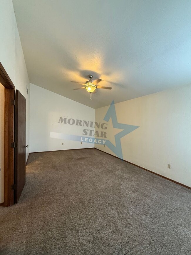 Building Photo - 2 bed townhouse w/garage and enclosed yard!