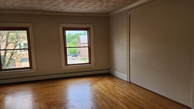Building Photo - Large 4-5 Bedroom on Historic Main Street in Salamanca NY! Available Now!