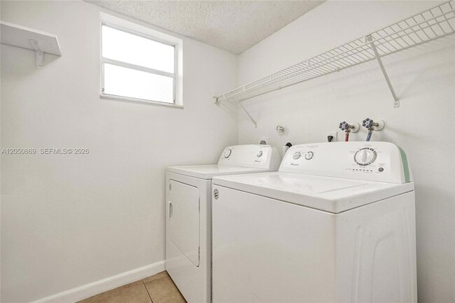 Building Photo - 8798 Holly Ct