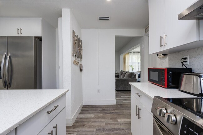 Building Photo - 508 NW 8th Ave