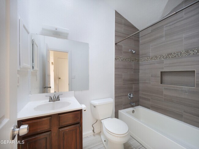 Building Photo - 1901 Lake Omega St