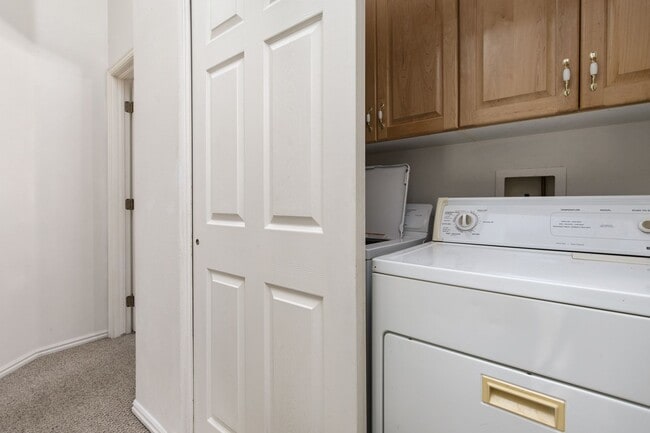 Building Photo - Scenic View Community two-story townhouse ...