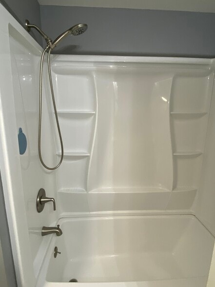 Shower/Tub - 12402 Buchanan Trl W