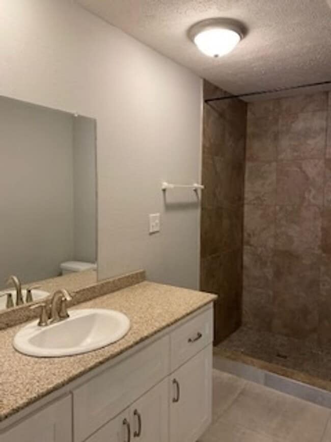 Building Photo - 2 Bed, 2 Bath in Southwest Springfield