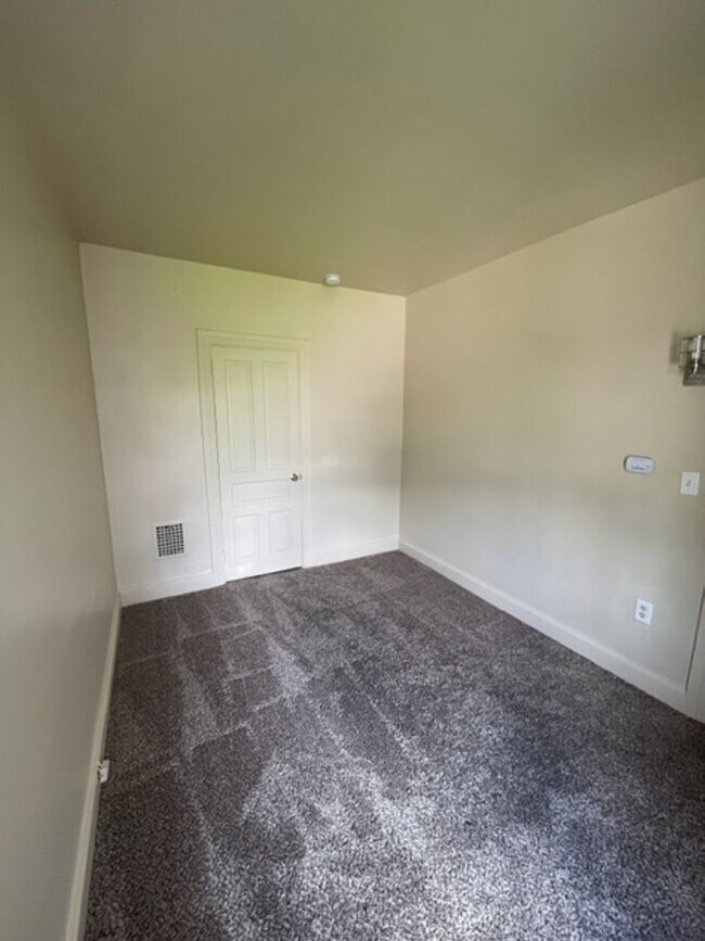 Building Photo - 3 Bedroom Single Family Home in Harrisburg!