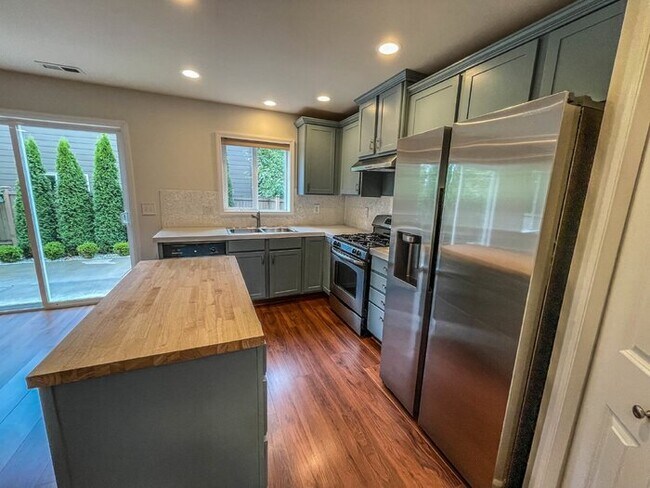 Building Photo - 3 Bed 2.5 Bath 2 Car Garage 1493sf Low maintenance yards. Prime Location.