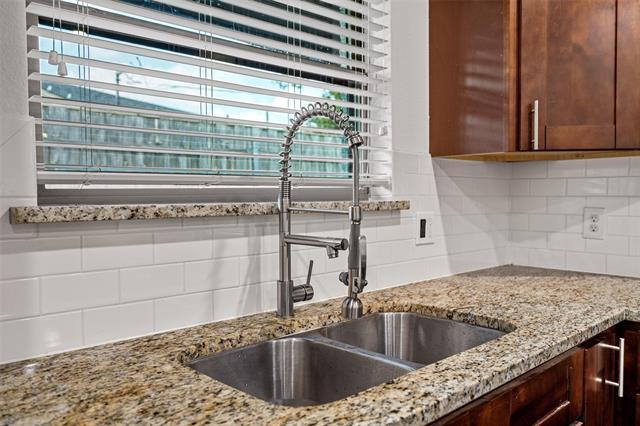 Building Photo - 6207 Royal Ln