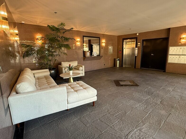 Building Photo - 2222 N Beachwood Dr