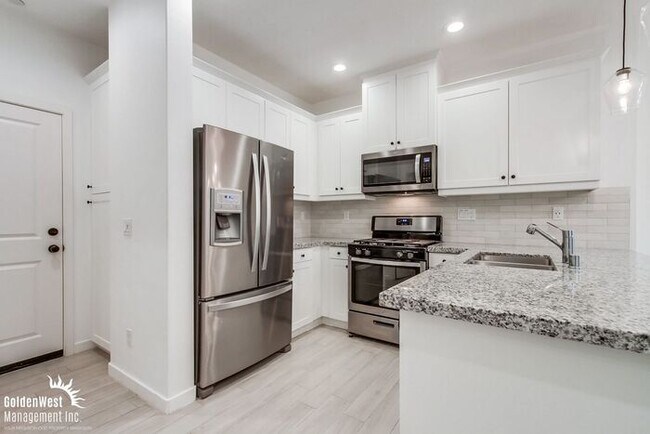 Building Photo - Stunning 3Bdm 2.5Ba Townhouse in Gated Com...