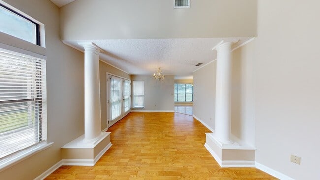 Building Photo - Beautiful 3 bedroom, 2 bathroom, house .