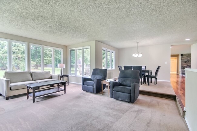 Building Photo - Fantastic Remodel in E Renton Highlands!
