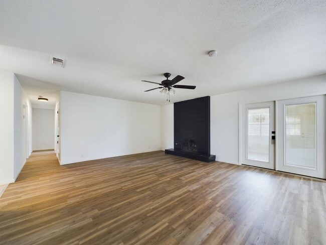 Building Photo - Spacious and Modern 3 bedroom Home with a ...