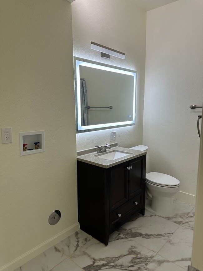 Building Photo - Beautiful Northside Los Banos Rental